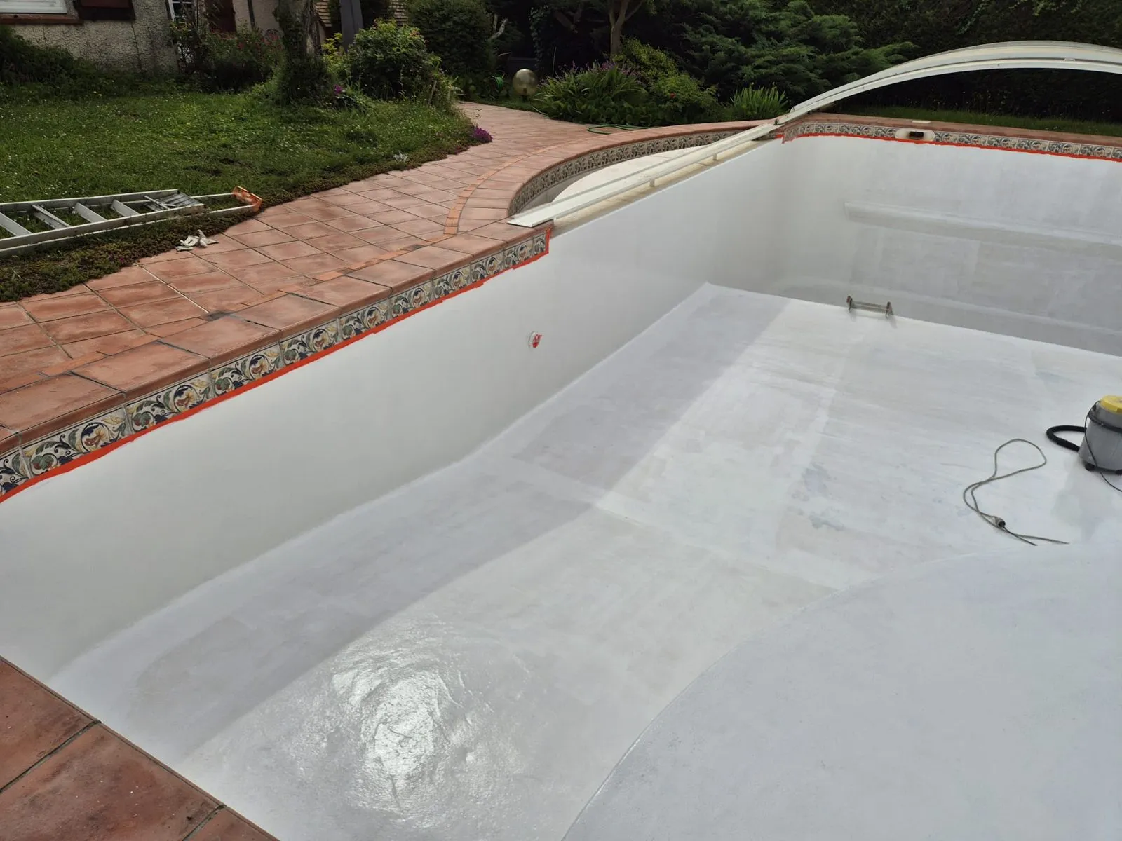 Bassin de piscine avec son nouveau revêtement blanc encore frais